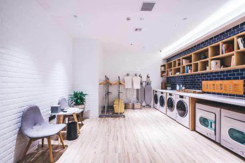 杭州的住宿－杭州滨江奥体亚朵S酒店，洗衣房配有洗衣机和烘干机