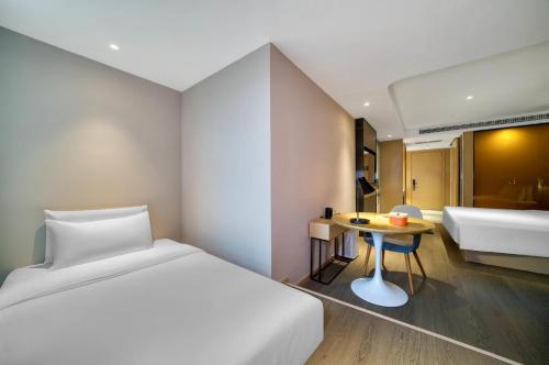 Postel nebo postele na pokoji v ubytování Atour Hotel Hangzhou Huanglong Wanke Xueyuan Road