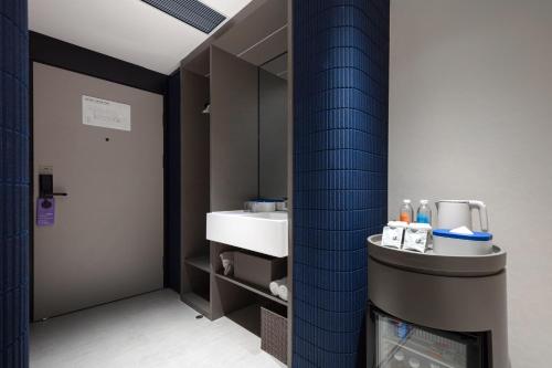 y baño con lavabo y espejo. en Atour Light Hotel Shenzhen Nanshan Raffles City Plaza en Shenzhen