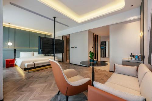Habitación de hotel con cama y TV en Atour S Hotel Xiamen Cross-Strait Financial Center, en Xiamen