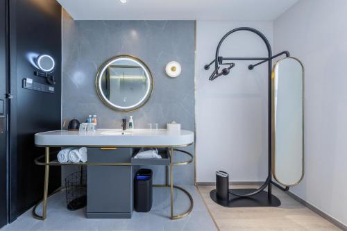 a bathroom with a sink and a mirror at Atour Light Hotel Beijing Daxing Biomedical Base Metro Station in Daxing