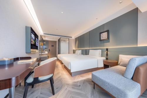 een hotelkamer met een bed en een bureau bij Atour S Hotel Shenzhen Luohu Clams in Shenzhen