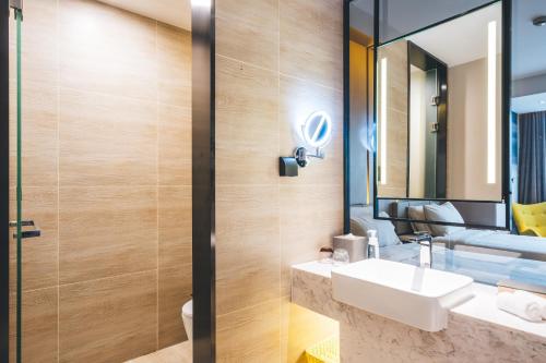 a bathroom with a sink and a mirror at Atour S Hotel Hangzhou Binjiang Olympic Sports in Hangzhou