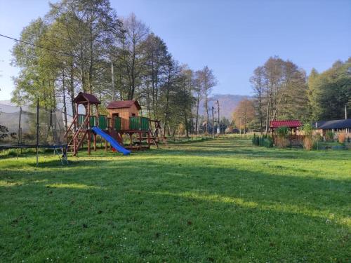 un parque con parque infantil con tobogán en Nad Cedronem, en Wambierzyce