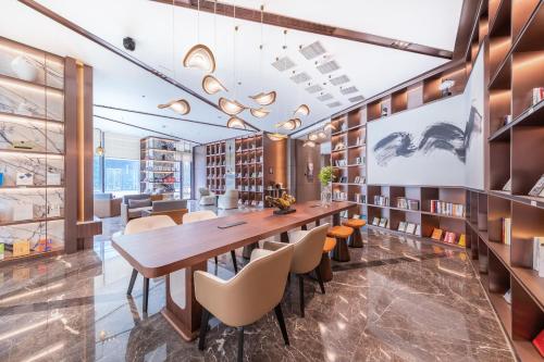 a dining room with a long table and chairs at Atour S Hotel Beijing Daxing International Airport in Daxing