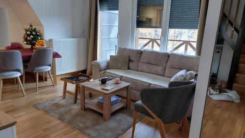 Area tempat duduk di Apartman Kiara