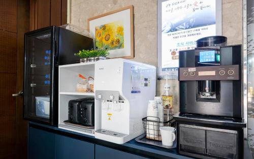 a counter with a coffee machine and a microwave at Hyatt Motel in Suncheon