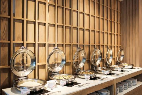 a buffet line with bowls of food in mirrors at Fifth Pattaya Jomtien By Shiwalai Int in Jomtien Beach