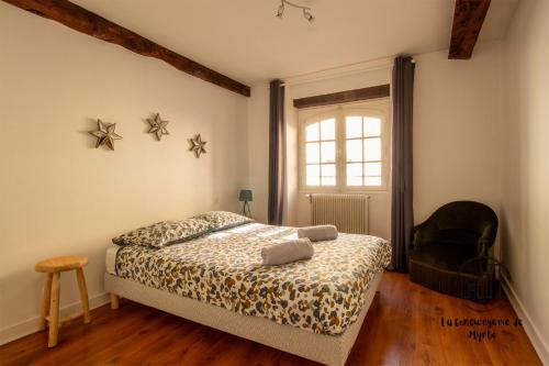 une chambre avec un lit et une fenêtre dans l'établissement Le Quinze, à Albi