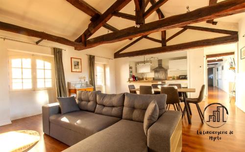 un salon avec un canapé et une table dans l'établissement Le Quinze, à Albi