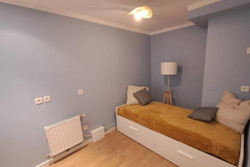 - une chambre avec un lit et une lampe dans l'établissement Appartement cozy et calme à Grenoble, à Grenoble