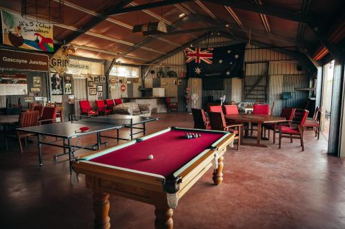 einen Billardtisch in einem Zimmer mit Tischen und Stühlen in der Unterkunft Capricorn Holiday Park in Carnarvon