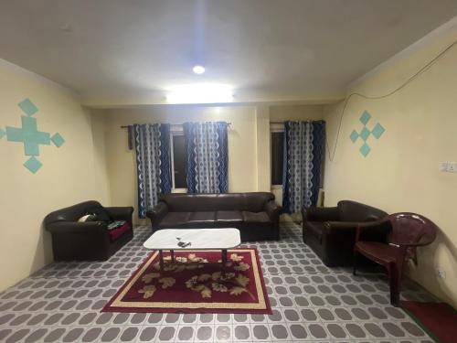 Khatri Niwas في Tokna: غرفة معيشة مع كنب وطاولة