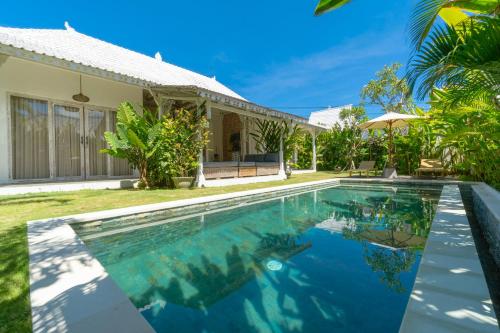 ein Bild eines Swimmingpools vor einem Haus in der Unterkunft Vicolo ArtVillas in Uluwatu