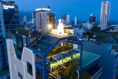 una vista del hotel philippolis por la noche en Pharaoh Boutique Hotel Danang, en Da Nang