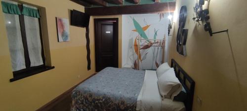 1 dormitorio con 1 cama en una habitación con ventana en Agriturismo Corte dei Landi, en Reggio Emilia