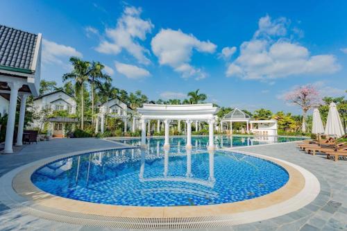 uma piscina num resort com um gazebo em Vườn Vua Phú Thọ - Sen villas Resort Vườn Vua Thanh Liên 41 Wyndham em Ðồng Phú