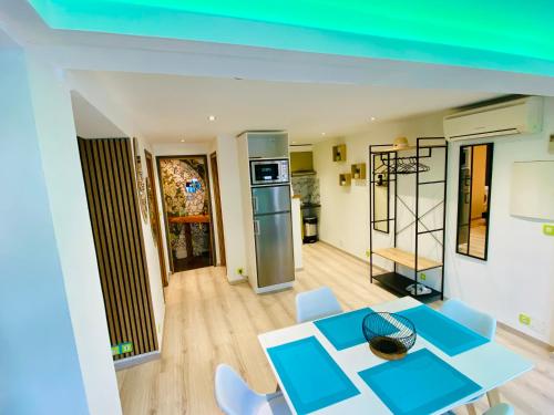 a dining room with a blue table and chairs at Cocon intimiste plage sud in Soorts-Hossegor