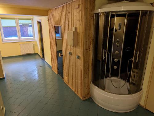 een grote badkamer met een douche in de kamer bij Ośrodek Wypoczynkowy Watra in Korbielów