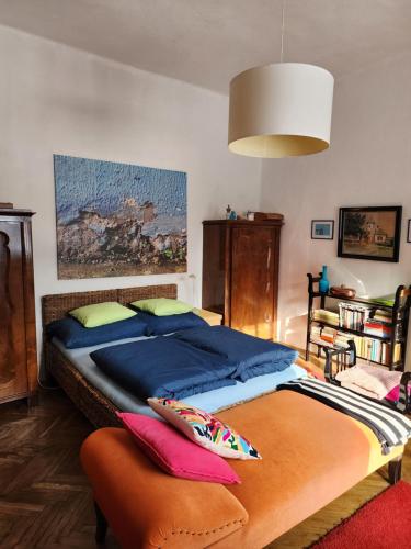 um quarto com uma cama grande com almofadas em Csendliget Vendégház em Geresdlak