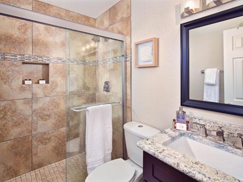 W łazience znajduje się prysznic, toaleta i umywalka. w obiekcie Scottsdale Vacation Rentals w mieście Scottsdale