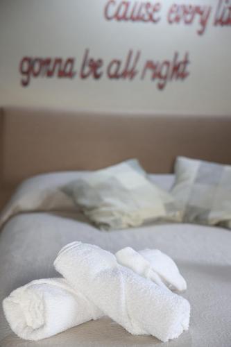 a pair of towels sitting on top of a bed at Il Paradiso di Pietra in Filetto