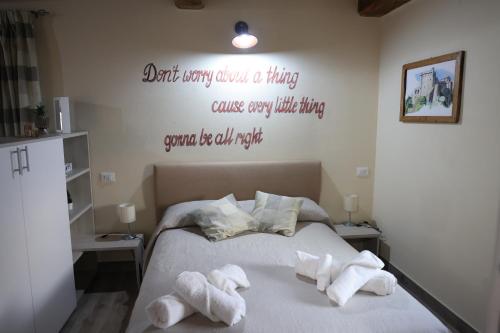 a bedroom with a bed with towels on it at Il Paradiso di Pietra in Filetto