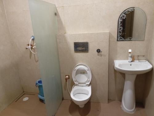 uma pequena casa de banho com WC e lavatório em SHYAM STAY INN em Govardhan