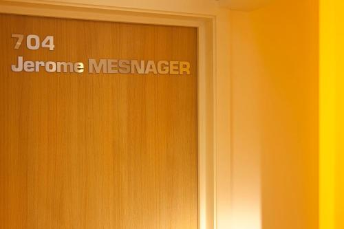 a door with a sign that reads jeono meyerinteger at Hotel Le Pavillon 7 in Obernai