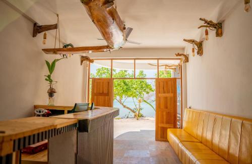 uma sala de estar com um sofá e uma mesa em Manta Sea View Himandhoo em Himandhoo 