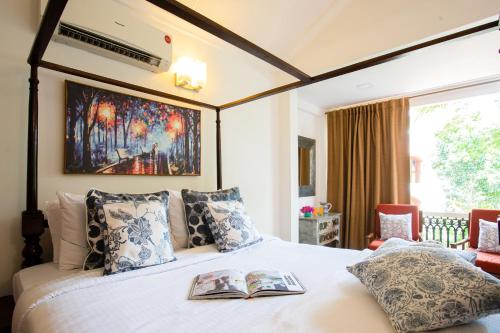 Кровать или кровати в номере Aguada Anchorage - The Villa Resort, Candolim