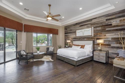 1 dormitorio con 1 cama y pared de madera en Luxury Estate, Heated Pool, Spa, Game Room, More en Scottsdale