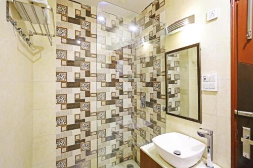 a bathroom with a sink and a mirror at HOTEL MGM RESIDENCY in New Delhi