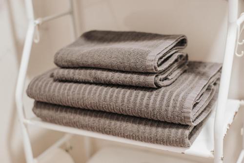 a stack of towels sitting on a shelf at Poloestudios in Zaratán