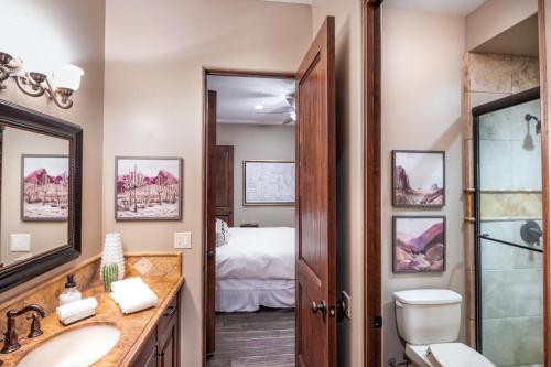 1 dormitorio y baño con lavabo y aseo. en Luxury Estate, Heated Pool, Spa, Game Room, More en Scottsdale