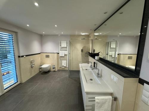 La salle de bains est pourvue d'un lavabo, de toilettes et d'un miroir. dans l'établissement Wal Hotel, 