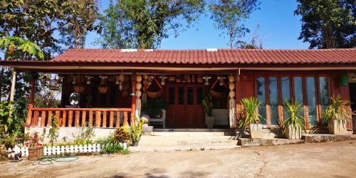 una piccola casa con tetto rosso di ปายสามหมอก a Pai