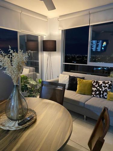 a living room with a table and a couch at Centro histórico Downtown Depto completo alberca climatizada AC parking free seguridad 24 hras in Guadalajara
