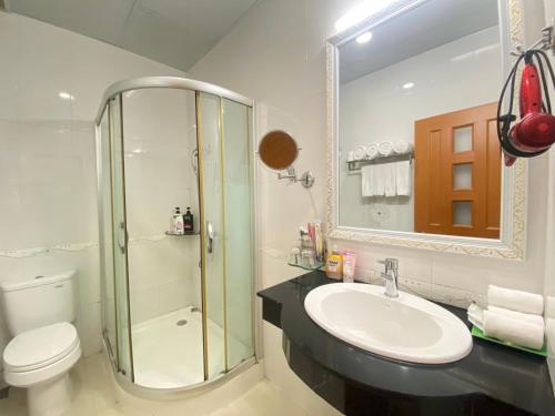 een badkamer met een wastafel, een douche en een toilet bij A25 Hotel - 13 Bùi Thị Xuân in Ho Chi Minh-stad