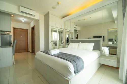 Tempat tidur dalam kamar di simple & stylish studio in central Jakarta, SCBD