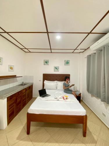 Sunville Hotel and Restaurantにあるベッド