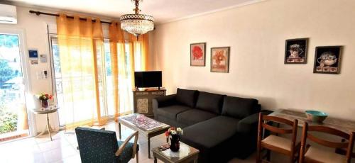uma sala de estar com um sofá e uma mesa em Iris Deluxe 4 em Kavala