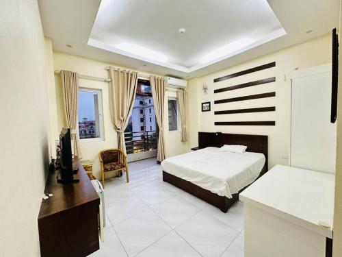 una camera con letto, scrivania e letto Sidx Sidx Sidx di Alo Home a Hòa Ðình