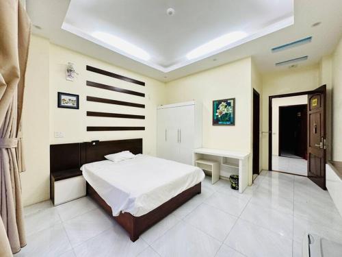 una camera con letto e scrivania di Alo Home a Hòa Ðình