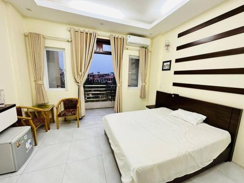 una camera con un grande letto e un balcone di Alo Home a Hòa Ðình