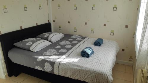 un lit avec deux oreillers dessus dans une chambre dans l'établissement Villa n°1, à Canet