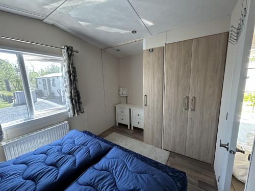 ニーウヴリートにあるBeach Resort Nieuwvliet-Bad - 1242のベッドルーム1室(ベッド1台、大きな窓付)