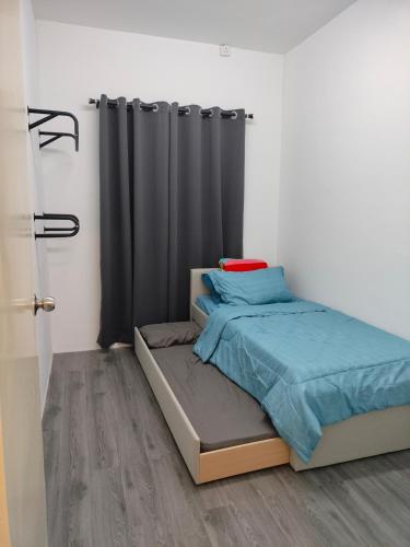 スンガイ・ブサールにあるAZK HOMESTAYのベッドルーム1室(ベッド1台、黒いカーテン付)