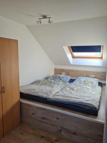 een bed in een kamer met een raam bij MM Apartment Wesseling in Wesseling