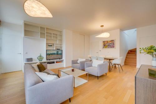 un salon avec un canapé et une table dans l'établissement Le Sainte Cath - Au cœur de Bordeaux, à Bordeaux